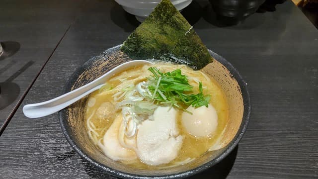 東京都新橋の濃厚鶏そば　麺屋武一