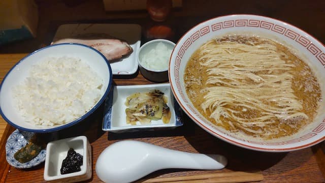 東京都神田の炭火焼濃厚中華そば海富道