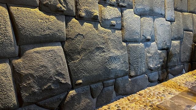 ペルー・クスコの１２角の石