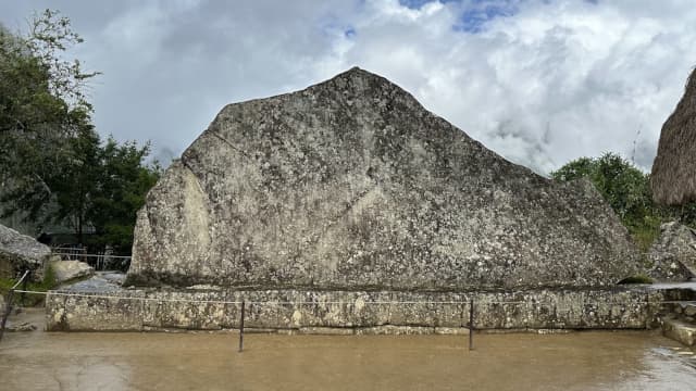 ペルー・マチュピチュの太陽の石