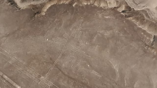 ペルー・イカのナスカの地上絵（ハチドリ）