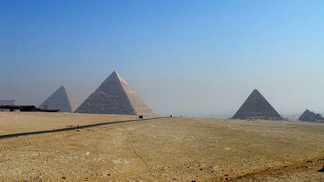 エジプト・ギーザの三大ピラミッド