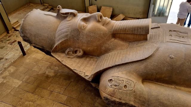 エジプト・メンフィスのラムセス２世巨像