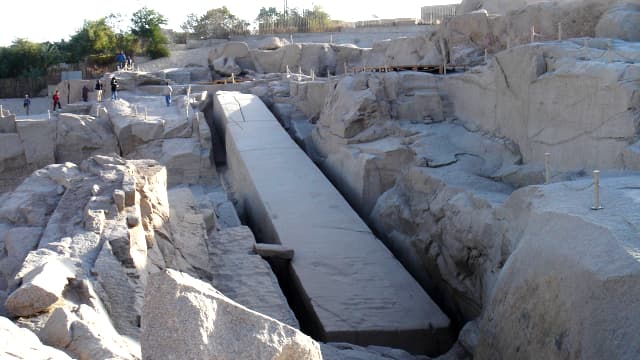 エジプト・アスワンの未完のオベリスク