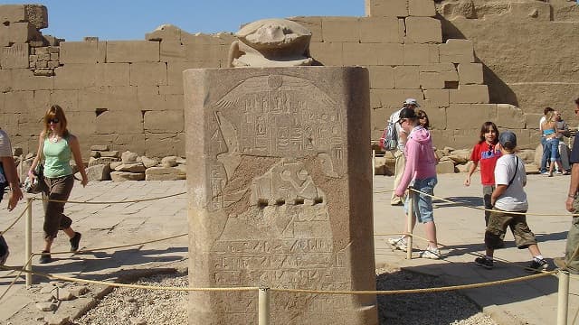 エジプト・ルクソールのカルナック神殿・フンコロガシ像