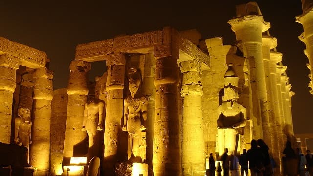 エジプト・ルクソールのルクソール神殿・ラムセスの中庭