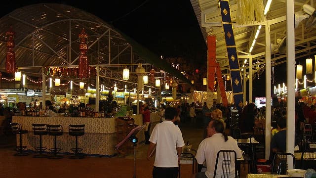 タイ・チェンマイのアヌサーン市場