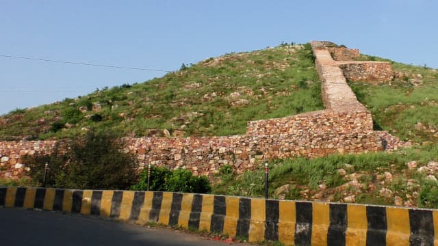 インド・ラージギルのラージギルの城壁跡