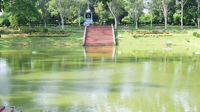インド・ラージギルの竹林精舎カランダ池