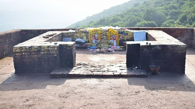 インド・ラージギルのグリッダクータ（霊鷲山）芳香堂