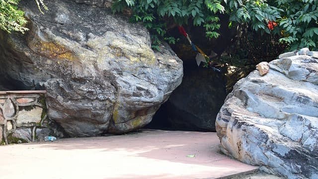 インド・ラージギルのグリッダクータ（霊鷲山）舎利弗の洞窟