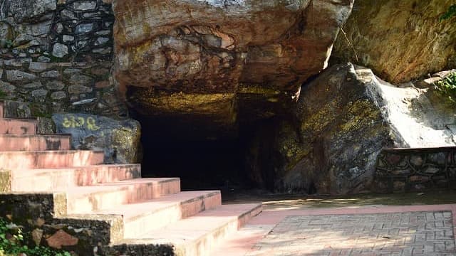 インド・ラージギルのグリッダクータ（霊鷲山）阿難陀の洞窟