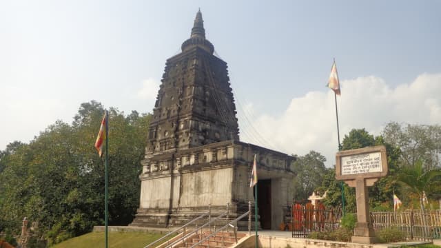 インド・ブッダガヤのマハーボディー寺院（大菩提寺）アニメーシャローチャナ・ストゥーパ