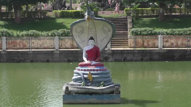インド・ブッダガヤのマハーボディー寺院（大菩提寺）ムチャリンダ池