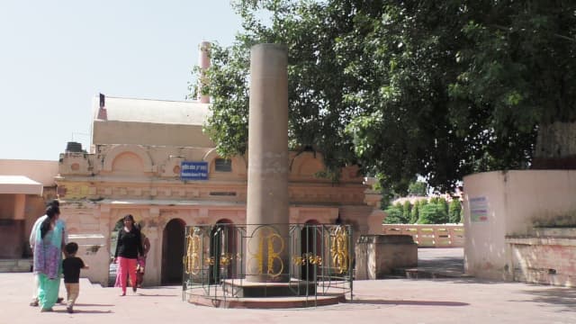 インド・ブッダガヤのマハーボディー寺院（大菩提寺）アショカ石柱