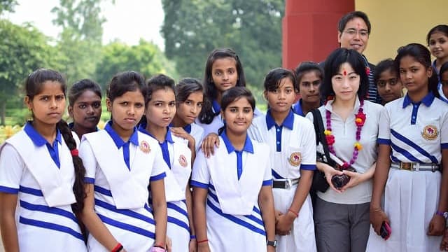 インド・クシナガラの女学生との記念撮影