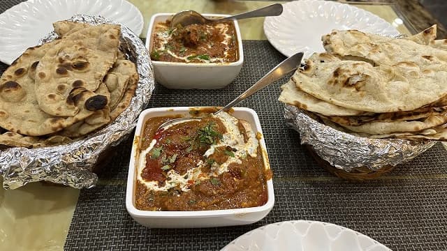インド料理のチャパティとカレー