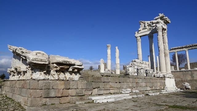 トルコ・イズミルのペルガモン（ベルガマ）の古代遺跡・トラヤヌス神殿
