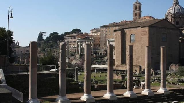 イタリア・ローマの旅行や観光地、フォロ・ロマーノ_クーリア(元老院議場)