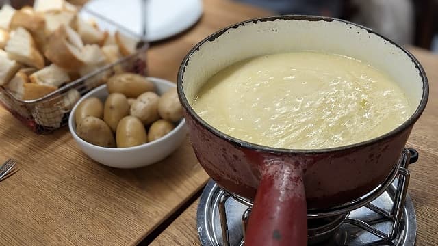 スイス料理のチーズフォンデュ