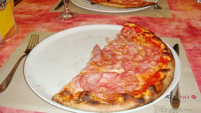 スイス料理のピザ