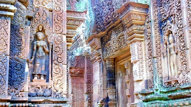 カンボジア・シェムリアップのバンテアイ・スレイの東洋のモナリザ