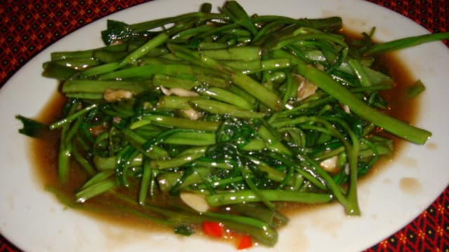 カンボジア料理のチャー・トロコーン