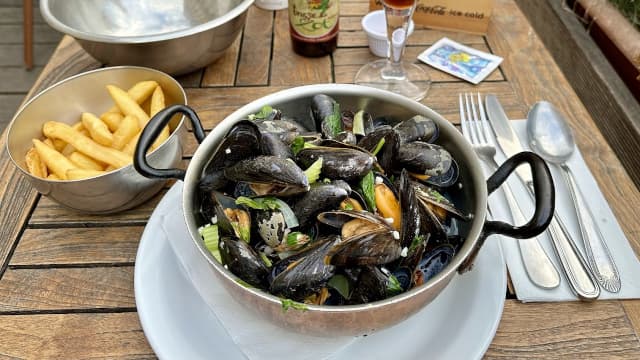 ベルギー料理のムール貝の白ワイン蒸し