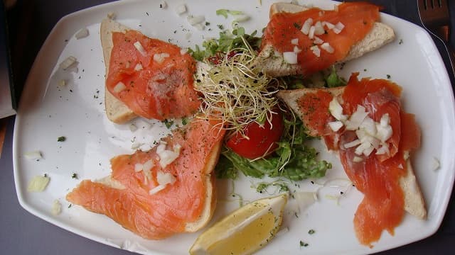 ベルギー料理のサーモンとパン