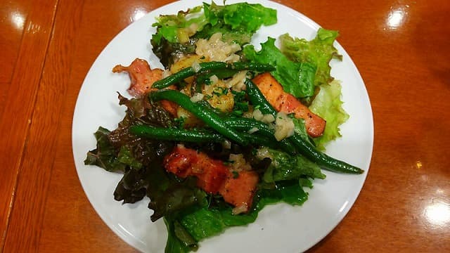 ベルギー料理のリエージュ風温製サラダ