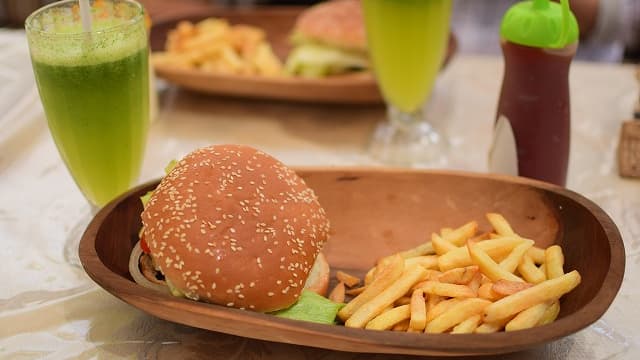 アラブ料理のラクダ肉ハンバーガー