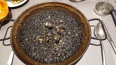 スペイン料理のアロス・ネグロ