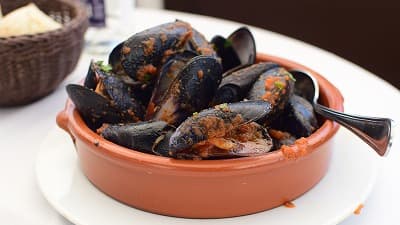 スペイン料理のメヒジョーネス・ア・ラ・マリネーラ