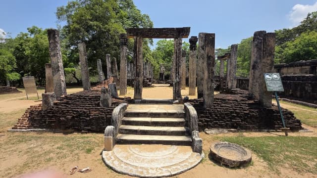 スリランカ・ポロンナルワのアタダーゲ