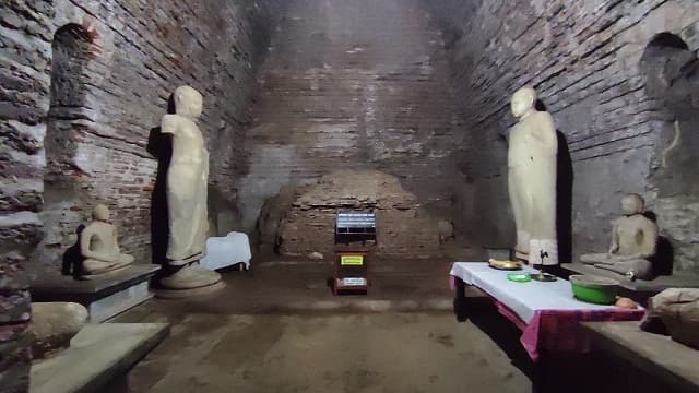 スリランカ・ポロンナルワのトゥーパ・ラーマ