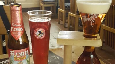 ハンガリーのフローリスとビール