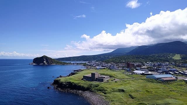北海道利尻郡の鷺泊港とペシ岬