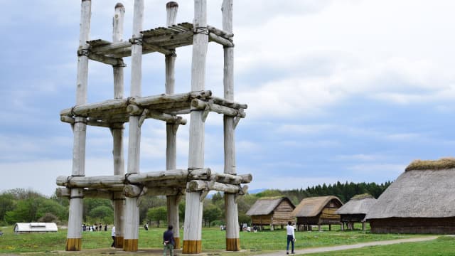 青森県青森市の三内丸山遺跡の大型掘立柱建物