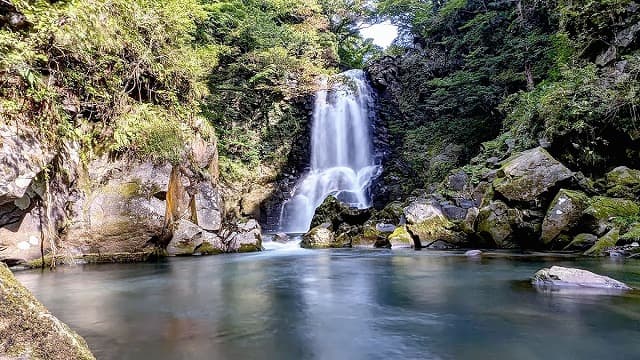 秋田県にかほ市の奈曽の白瀑谷