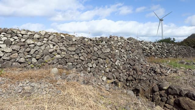 秋田県にかほ市の由利海岸波除石垣
