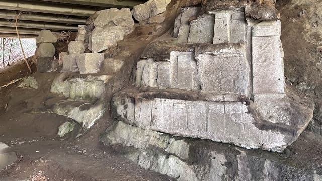 福島県西白河郡の観音山磨崖供養塔婆群