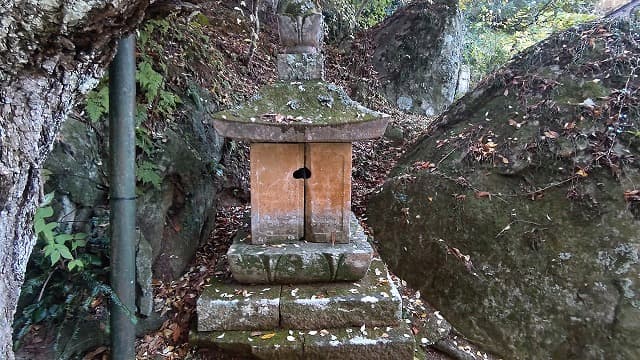 福島県石川郡の須釜東福寺舎利石塔