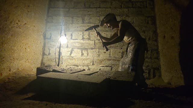 栃木県宇都宮市の手作業の採石作業