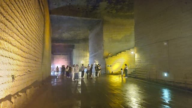 栃木県宇都宮の大谷磨崖仏