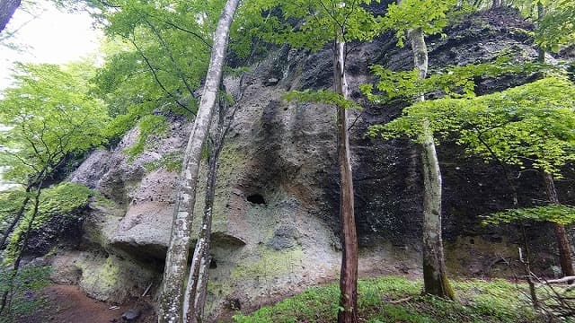 群馬県甘楽郡の鋏岩修験道場跡