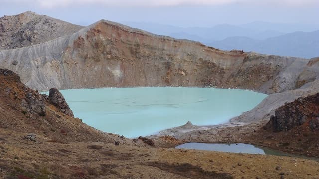群馬県吾妻郡の草津白根山湯釜