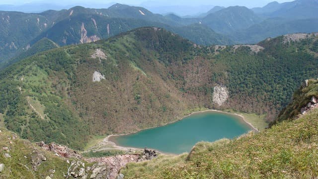 群馬県利根郡の日光白根山から見る五色沼