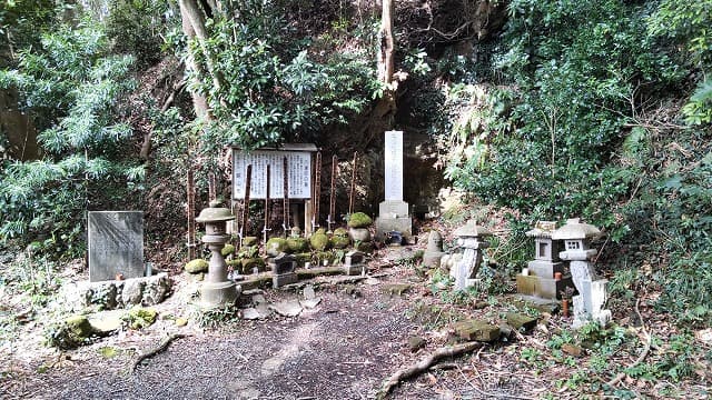 千葉県館山市の八遺臣の墓
