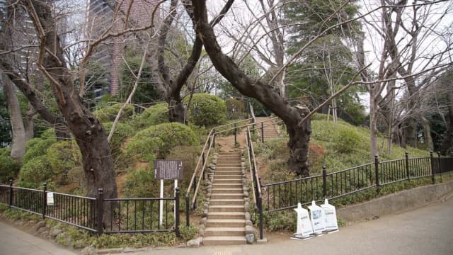 東京都港区の亀塚