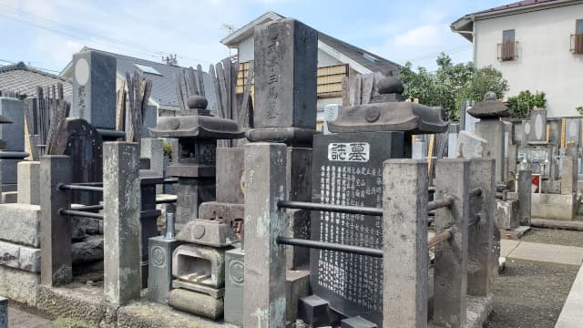 東京都目黒区の式亭三馬墓